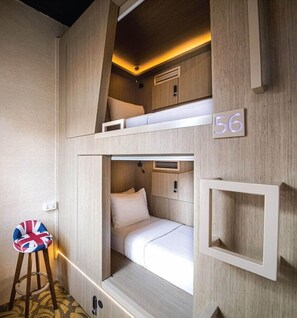 Iron/ironing board, free WiFi - Sleepy Kiwi Backpacker Hostel - Bugis (Singapore)