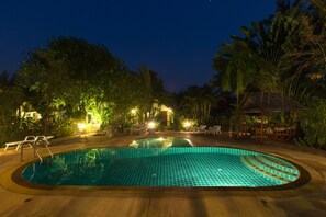 Piscina externa, espreguiçadeiras