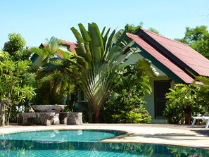 Piscina externa, espreguiçadeiras