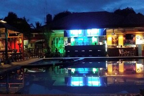 Outdoor pool, sun loungers - Citadel Bed and Breakfast (Puerto Princesa)