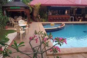Piscine extérieure, chaises longues