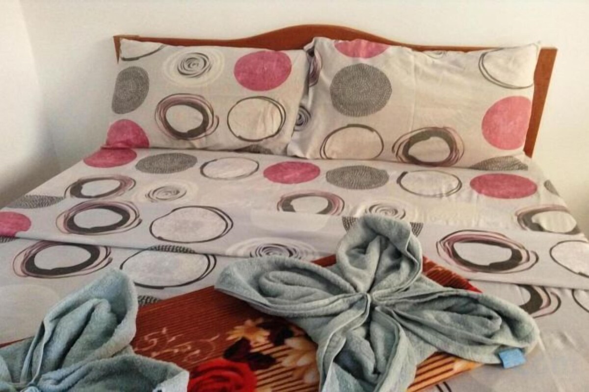 In-room safe, desk, WiFi (free), bed sheets