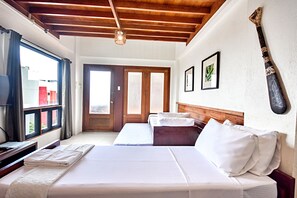Quarto família, vista para o oceano (Stair Access only) | Cofres nos quartos, Wi-Fi de cortesia, roupa de cama