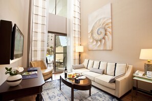 Roupas de cama premium, frigobar, cofres nos quartos, escrivaninha