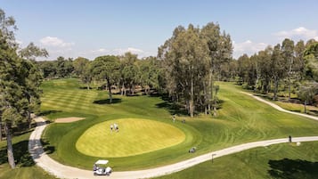 Golfers can enjoy a well-maintained fairway, sand bunkers, and a putting green.
