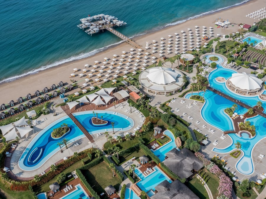 2 indoor pools, 3 outdoor pools, pool loungers