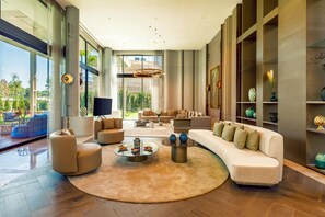 Bộ đồ giường cao cấp, minibar, két bảo mật tại phòng, bàn 