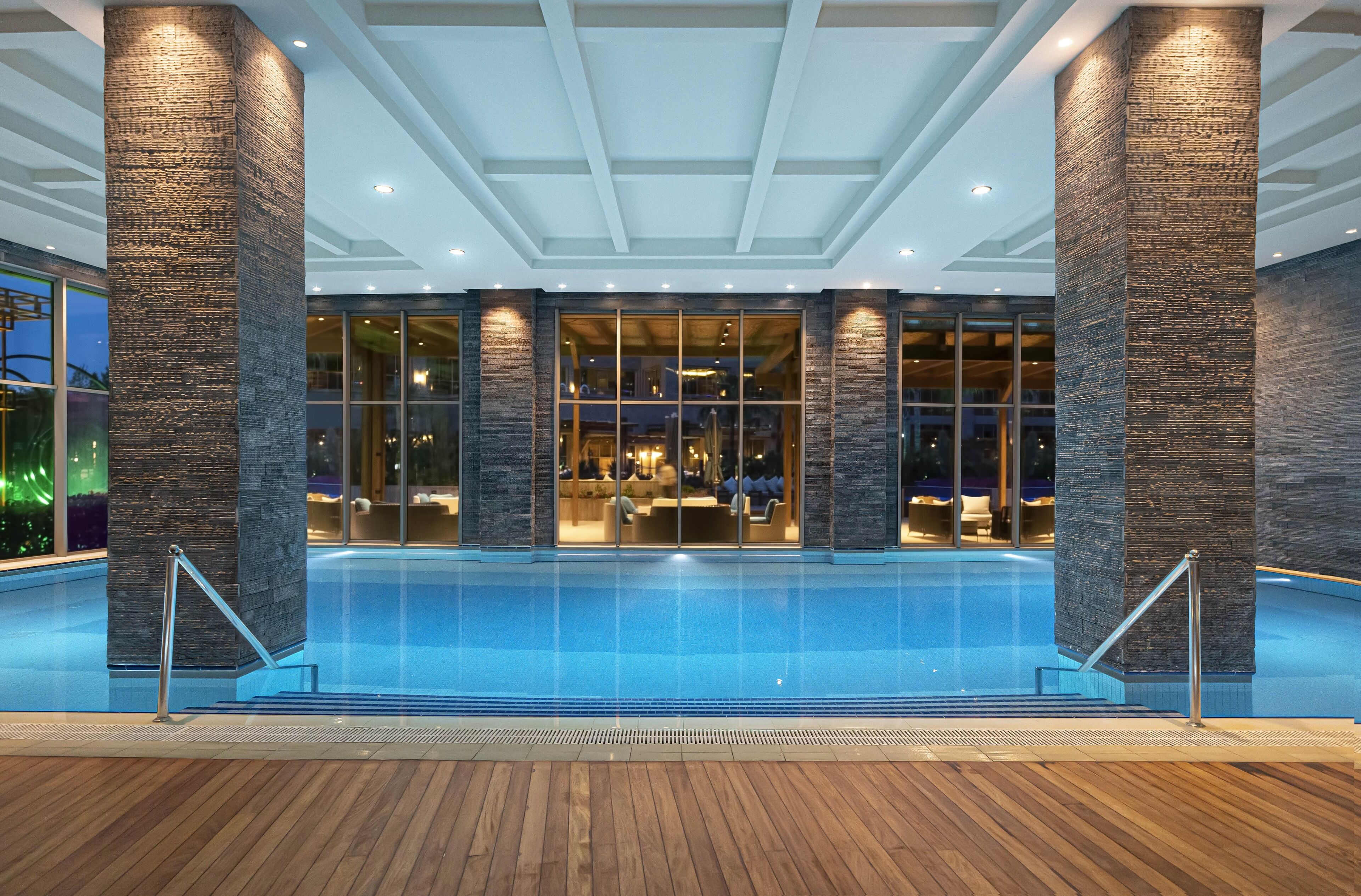 2 binnenzwembaden, 3 buitenzwembaden en ligstoelen