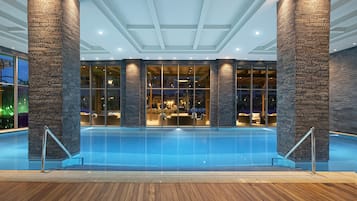 2 binnenzwembaden, 3 buitenzwembaden en ligstoelen