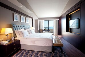 Phòng Suite, quang cảnh biển | Bộ đồ giường cao cấp, minibar, két bảo mật tại phòng, bàn 