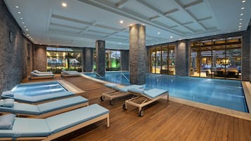 2 piscinas internas, 3 piscinas externas, espreguiçadeiras