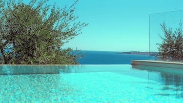 Suite - privat pool | Premium-sengetøj, senge med topmadrasser, gratis produkter i minibaren
