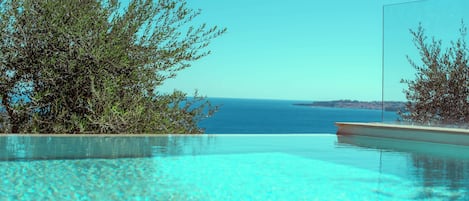 Suite - privat pool | Premium-sengetøj, senge med topmadrasser, gratis produkter i minibaren