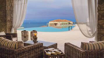 Beach views, serves lunch and brunch