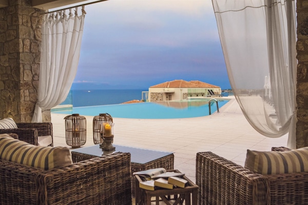 Beach views, serves lunch and brunch