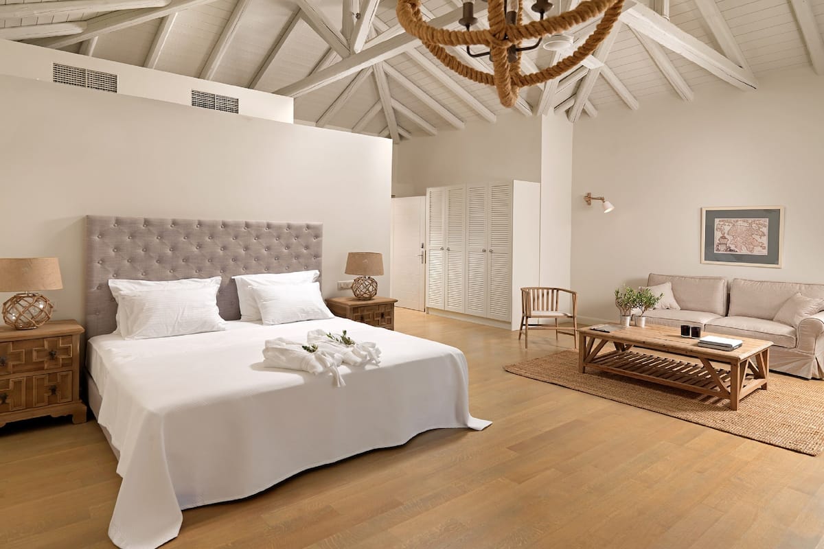 deluxe suite, pool access | premium bedding, pillow-top beds, free minibar items, in-room safe