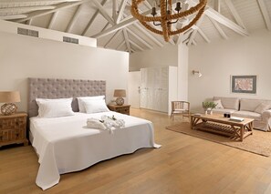 Premium bedding, pillow-top beds, free minibar items, in-room safe - Camvillia Resort (Pylos-Nestoras)