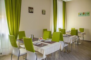 فطور أوروبي يوميًا بتكلفة قدرها (6.00 EUR للشخص)