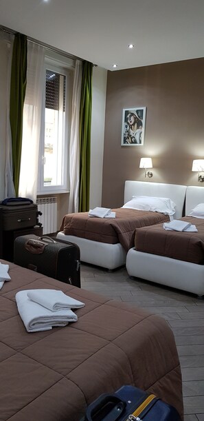 Minibar, in-room safe, desk, blackout drapes - Mia Suites (Rome)