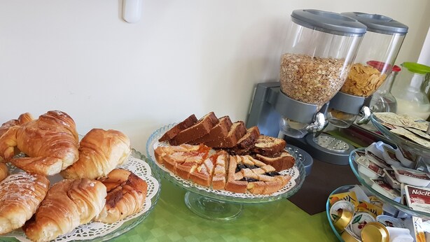 Daily continental breakfast for a fee - Mia Suites (Rome)