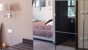 Minibar, in-room safe, desk, blackout curtains - Mia Suites (Rome)