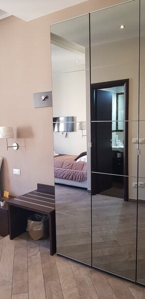 Minibar, coffres-forts dans les chambres, bureau, rideaux occultants