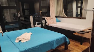 Penthouse | Escritorio, cortinas opacas, tabla de planchar con plancha