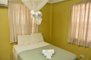 Apartment, 2 Bedrooms | Dihias secara berasingan, dilengkapkan perabot secara berasingan, meja 