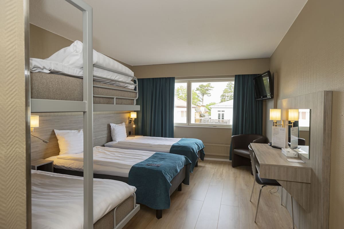 Family Room | Desk, blackout drapes, free cribs/infant beds, free WiFi