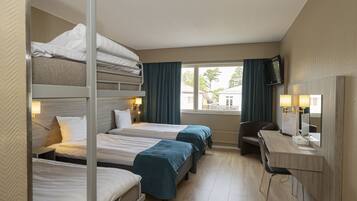 Family Room | Desk, blackout drapes, free cribs/infant beds, free WiFi