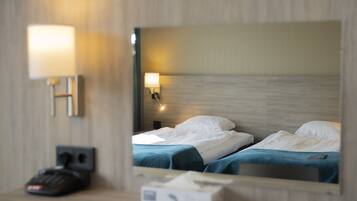 Standard-Zweibettzimmer | Schreibtisch, Verdunkelungsvorhänge, kostenlose Babybetten