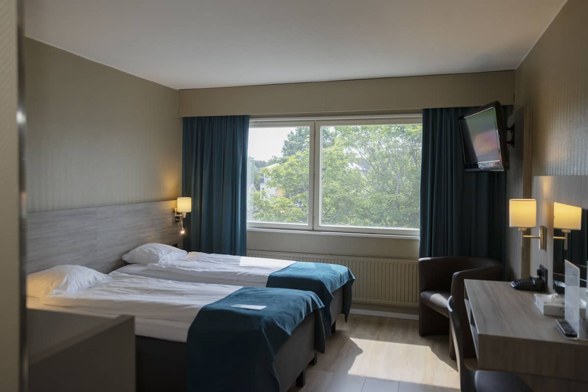 Standard Twin Room | Desk, blackout drapes, free cribs/infant beds, free WiFi