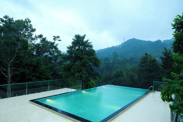 Piscina externa, funciona das 8h às 18h, guarda-sóis