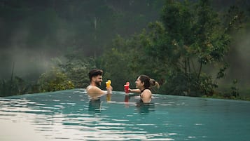 Een buitenzwembad en parasols bij het zwembad