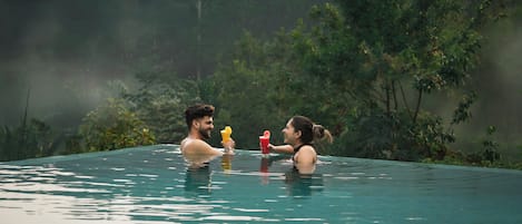 Una piscina al aire libre, sombrillas