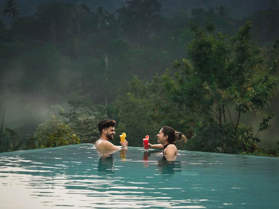 Una piscina al aire libre, sombrillas