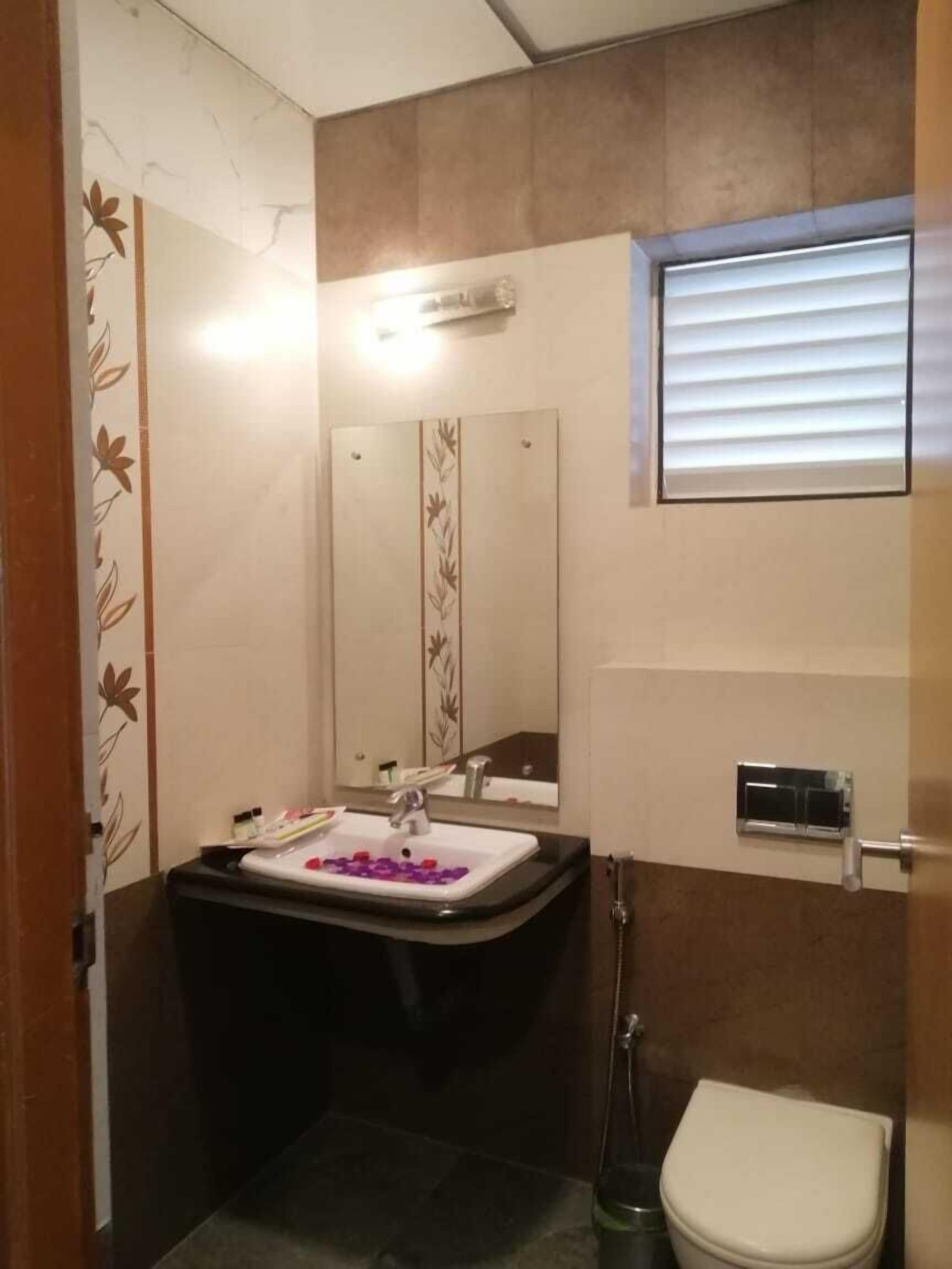 deluxe ac | bathroom | shower, rainfall showerhead, free toiletries, hair dryer