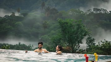 Außenpool, geöffnet von 08:00 Uhr bis 18:00 Uhr, Sonnenschirme