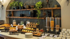 Un buffet proposant une variété de plats, un coin café et une présentation de bocaux et de récipients.