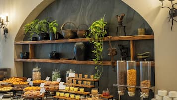 Serveert ontbijt, lunch, diner, lokale en internationale gerechten