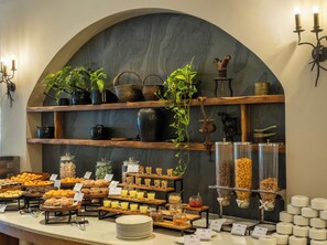 Frühstück, Mittagessen, Abendessen, lokale und internationale Küche 