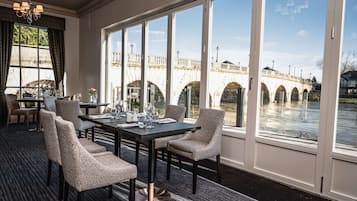 Café da manhã, almoço e jantar; culinária europeia moderna