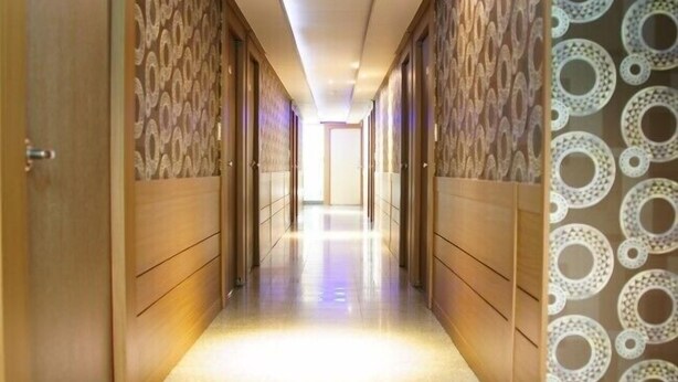 A hallway with patterned wallpaper and wooden paneling. - Morice Hotel (Gwangyang)