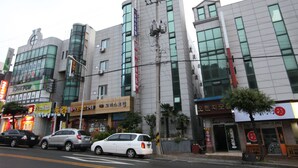 A multi-story building with commercial establishments on the ground floor. - Morice Hotel (Gwangyang)