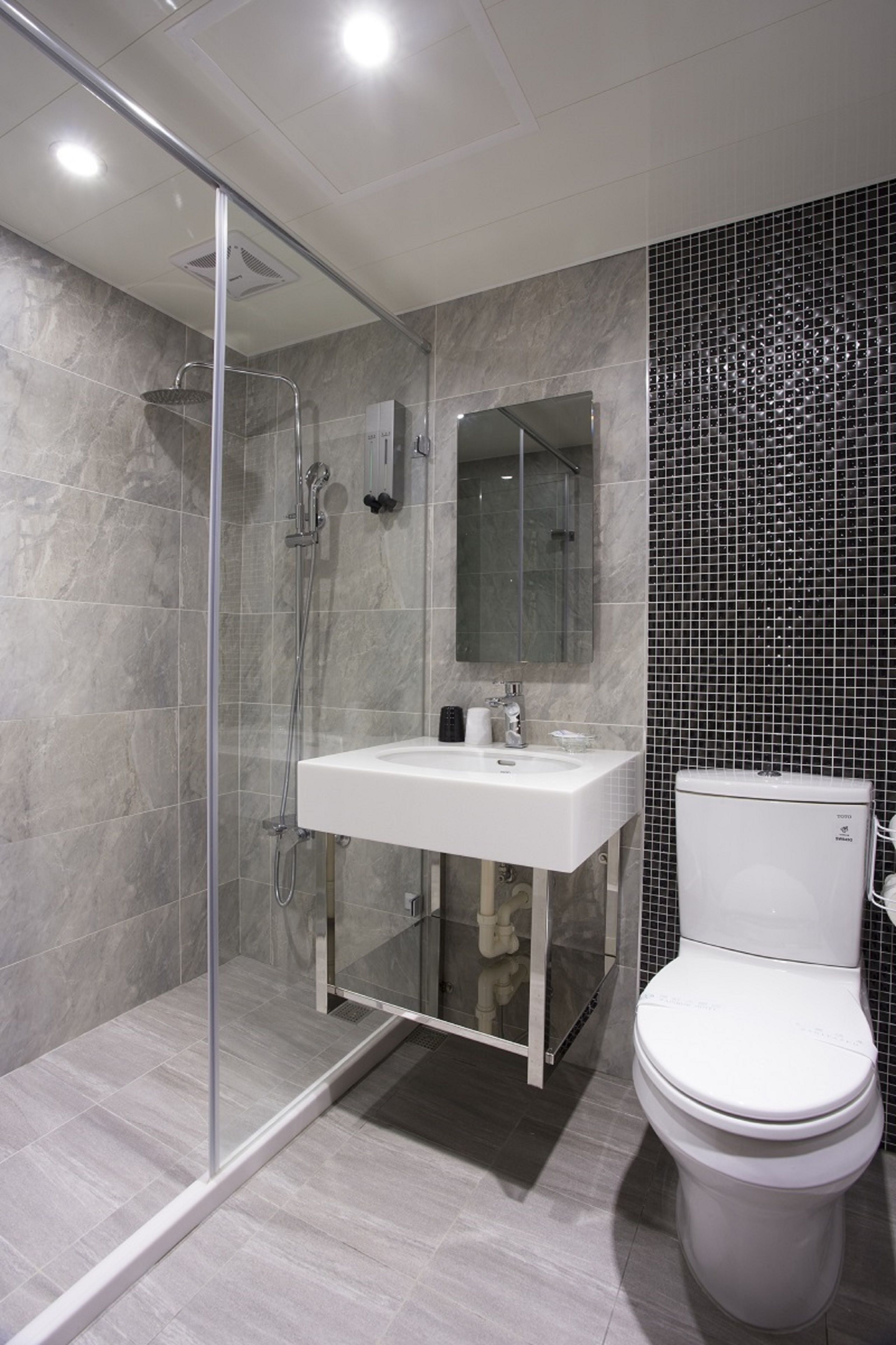 deluxe room | bathroom | rainfall showerhead, free toiletries, hair dryer, slippers
