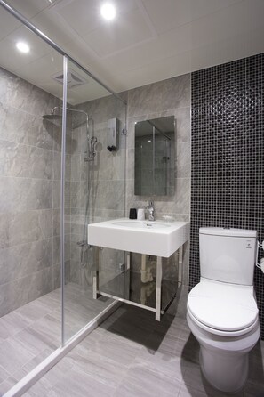 Deluxe Room | Bathroom | Rainfall showerhead, free toiletries, hair dryer, slippers - Rainbow Hotel (Taipei)