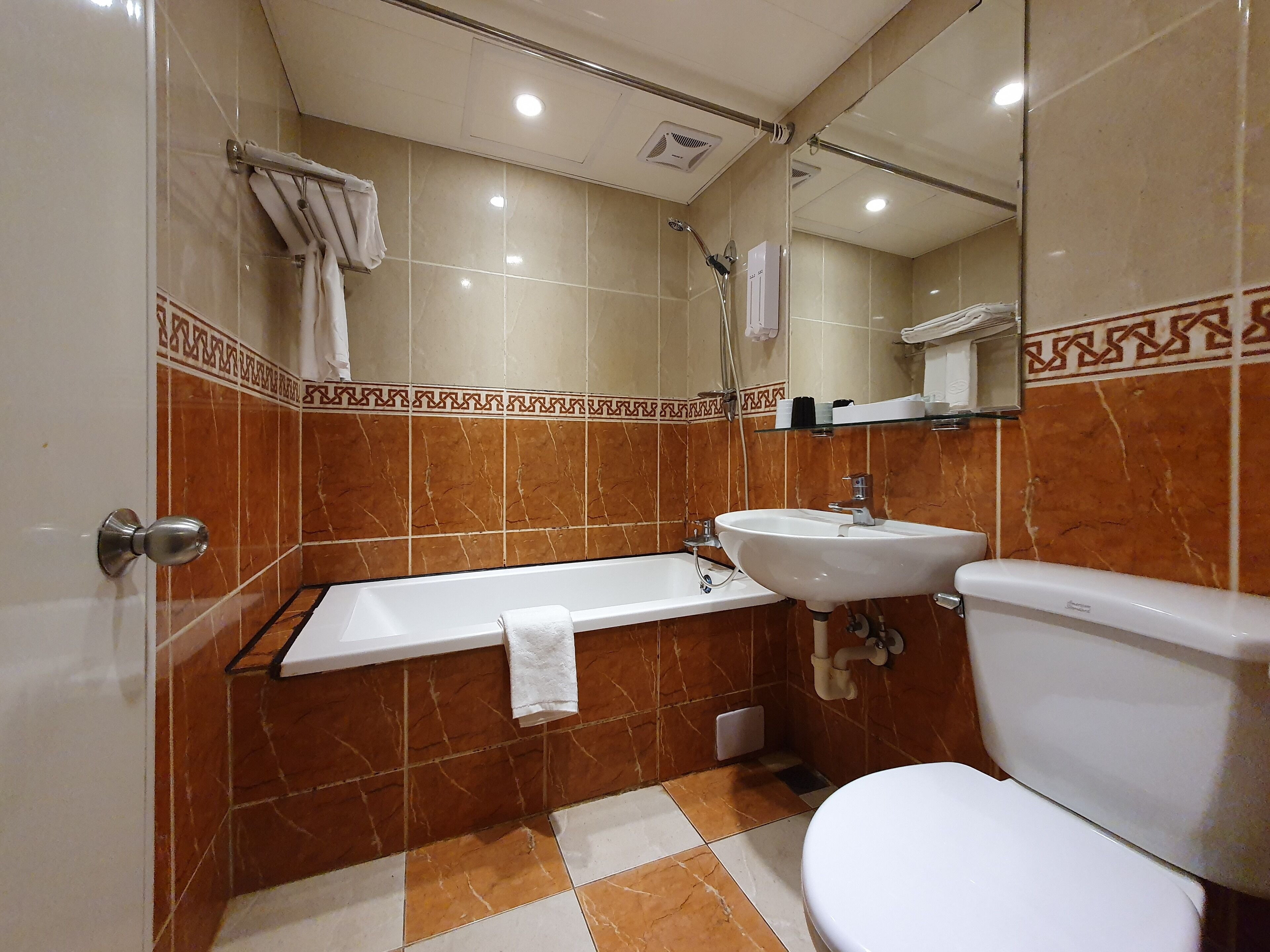 rainfall showerhead, free toiletries, hair dryer, slippers