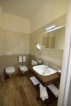 Kostenlose Toilettenartikel, Haartrockner, Bidet, Handtücher