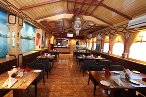 3 restaurants, lunch, dinner served; international cuisine 