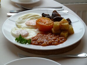 Café da manhã completo todos os dias (GBP 15 por pessoa) 